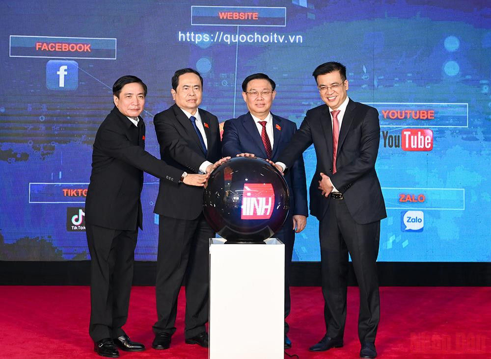 Chủ tịch Quốc hội Vương Đình Huệ cùng các đại biểu thực hiện nghi thức ra mắt Hệ sinh thái số Truyền hình Quốc hội Việt Nam. (Ảnh: Duy Linh ) Truyền hình Quốc hội Việt Nam thật sự là cầu nối tin cậy giữa Quốc hội với cử tri và nhân dân -0