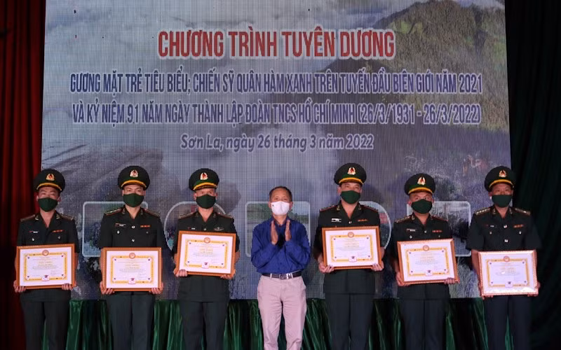 Hội Khuyến học tỉnh Sơn La khen thưởng “chiến sĩ quân hàm xanh trên tuyến đầu biên giới.
