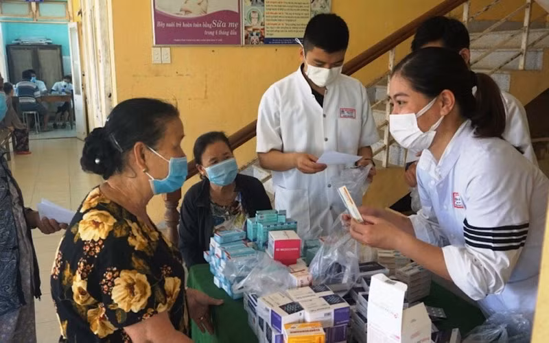Các thầy thuốc trẻ khám bệnh cho người dân. (Ảnh: Bệnh viện cung cấp)