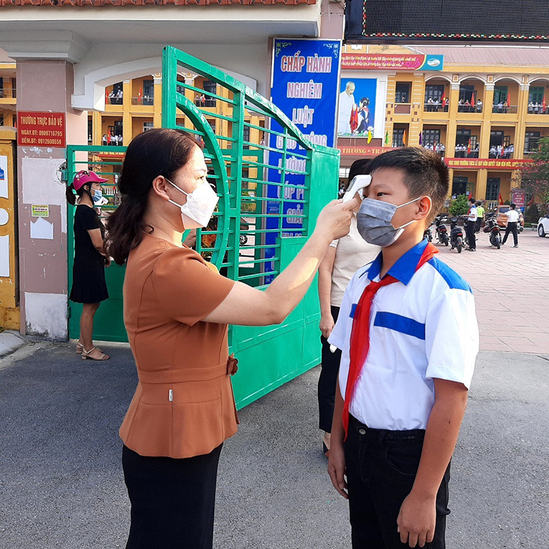 Kiểm tra thân nhiệt học sinh trước khi vào lớp. Việc học ở vùng xanh Tuyên Quang -0