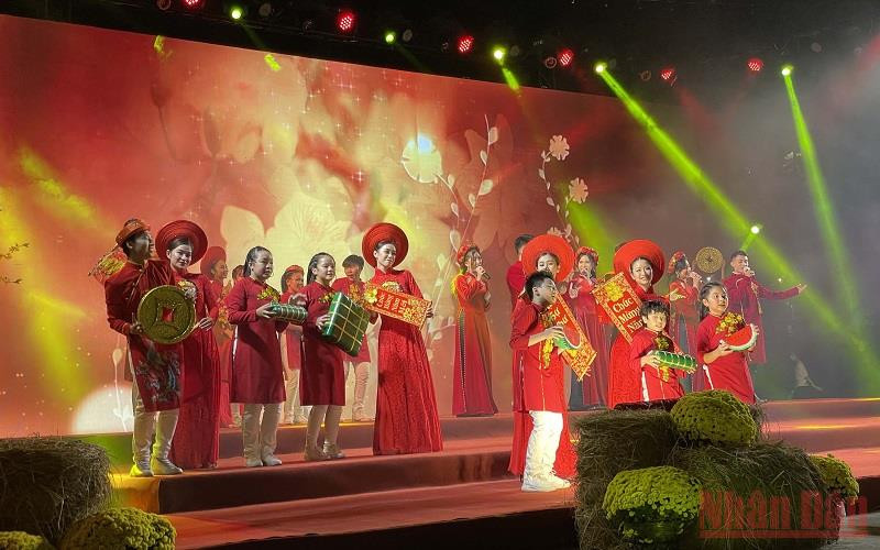 Một tiết mục văn nghệ trong đêm khai mạc.