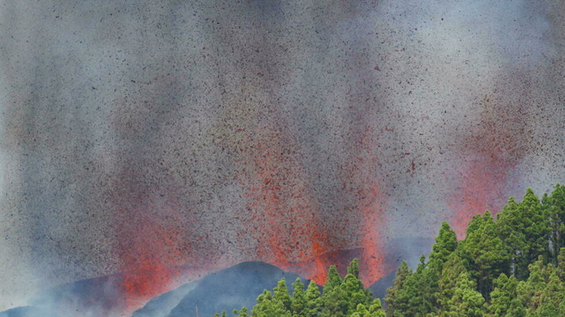 Dung nham và khói bốc lên từ đợt phun trào núi lửa Cumbre Vieja, đảo La Palma, quần đảo Canaria, ngày 19/9. Núi lửa đang phun trào tại đảo La Palma, Tây Ban Nha -0