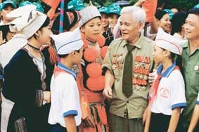 Các cụ lão thành cách mạng kể chuyện
truyền thống Tân Trào cho thế hệ trẻ.