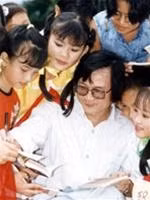 Nhà văn Nguyễn Nhật Ánh
đang ký tặng sách cho các bạn đọc nhí.