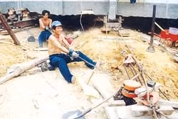 Dùng tời giảm sức kéo.