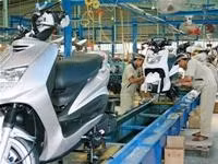 Lắp ráp xe tay ga tại xưởng ráp
xe máy Haesun.