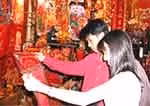 Mua câu đối tết.