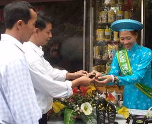 Dâng trà mời khách.