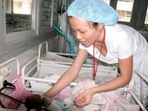 BS Phạm Nguyễn Tố Như
đang chăm sóc bé.