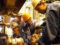 Công nhân Công ty Lắp máy và <br>xây dựng 45-1(Lilama) thi công <br>công trình Nhà máy điện <br>Phú Mỹ 2.1 mở rộng.