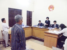 Phiên tòa xét xử một vụ khiếu kiện.