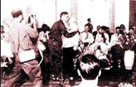 Bác Tôn Đức Thắng ôm hôn đồng chí
Bùi Văn Tùng tại phòng khánh tiết
dinh Thống Nhất ngày 17-5-1975.