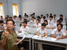 Giờ học của lớp CNTT hệ dân sự <BR>Trường CĐ Kỹ thuật Vinhem Pich<BR> khóa 2004.