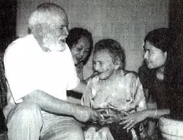 Ông B.Gria đến thăm mẹ Thứ.