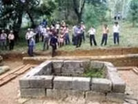 Giếng cổ trong lăng Minh Mạng.