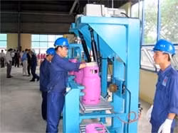 Kiểm tra bình gas trước khi ra thị trường.