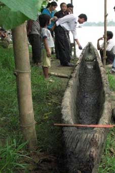 Dù chiếc thuyền độc mộc này
đã được đưa về bảo tàng nhưng
những tranh cãi xung quang chính
sách khen thưởng người có côn