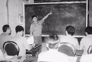 Lớp học tiếng Mông cho bộ đội.