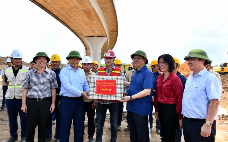 Bí thư Thành uỷ Vương Đình Huệ và Chủ tịch UBND thành phố Nguyễn Đức Chung tặng quà cho các đơn vị thi công. (Ảnh: DUY LINH) Hà Nội phấn đấu hoàn thành nhiều công trình giao thông trọng điểm trong quý III-2020 -0