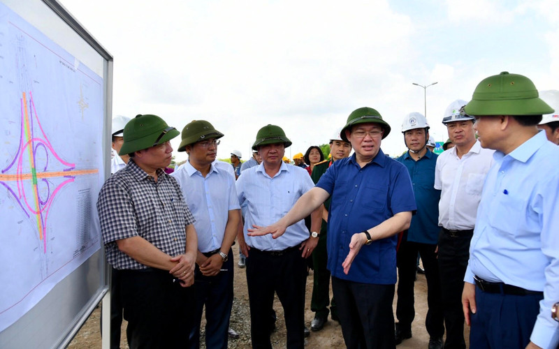 Bí thư Thành uỷ Vương Đình Huệ, phát biểu chỉ đạo tại buổi kiểm tra công trường thi công các dự án hạ tầng giao thông. (Ảnh: DUY LINH) Hà Nội phấn đấu hoàn thành nhiều công trình giao thông trọng điểm trong quý III-2020 -0