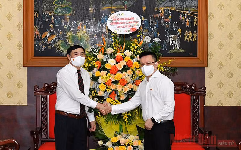 Đồng chí Trần Quốc Cường, Phó Trưởng Ban Nội chính Trung ương và đồng chí Lê Quốc Minh, Tổng Biên tập Báo Nhân Dân. (Ảnh: THỦY NGUYÊN)