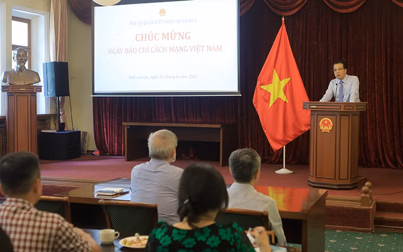 Đại sứ Đặng Minh Khôi phát biểu ý kiến. 