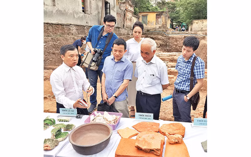 Các nhà khoa học thảo luận về những hiện vật khảo cổ tại Hoàng thành Thăng Long.