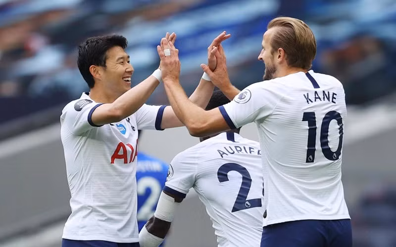 H. Kane (phải) xuất sắc lập cú đúp cho Tottenham.
