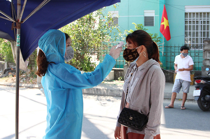 Đo thân nhiệt cử tri.