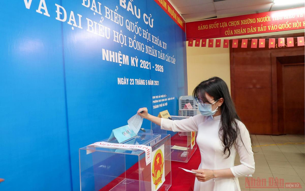 Cử tri bỏ phiếu bầu cử tại khu vực bỏ phiếu số 11, phường Dịch Vọng Hậu, quận Cầu Giấy. Ảnh: Trần Huấn Người dân Thủ đô trong “Ngày hội non sông” -0