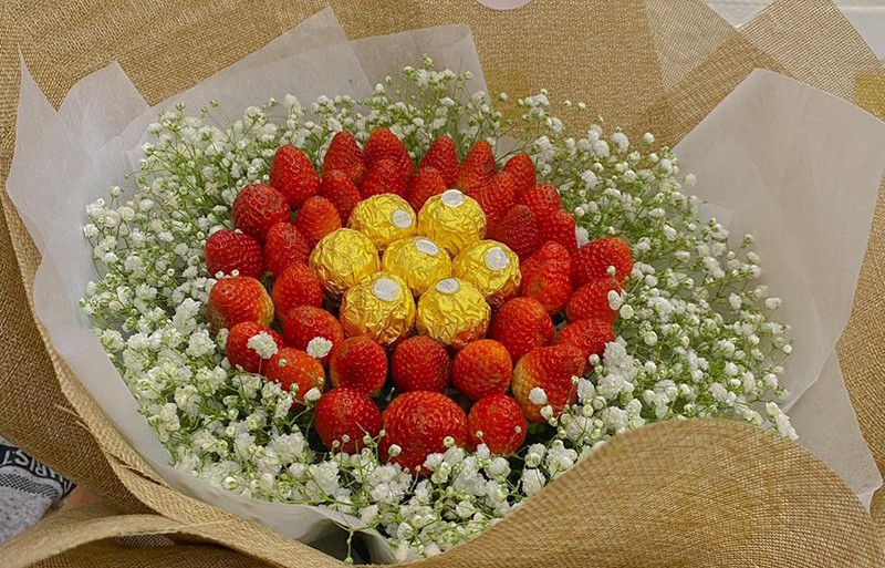 Bó hoa kẹo socola và dâu tây có giá hơn 1 triệu đồng. 20/10: Những bó hoa hàng chục triệu đồng vẫn có khách đặt mua -0