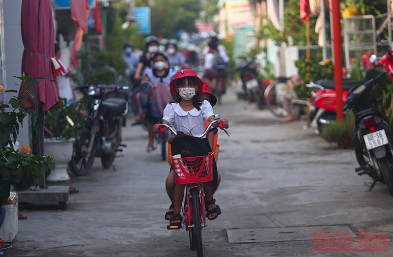 Học sinh xã đảo Thạnh An, huyện Cần Giờ, TP Hồ Chí Minh đi học trở lại. (Ảnh: HẢI LONG) Trường học đầu tiên ở TP Hồ Chí Minh cho học sinh đi học trở lại -0
