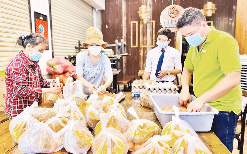 Suốt bảy tháng qua, Ngân hàng thực phẩm Việt Nam tổ chức nhiều dự án cộng đồng kịp thời hỗ trợ lao động khó khăn, người yếu thế. 