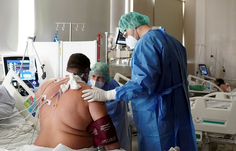 Điều trị bệnh nhân mắc Covid-19 tại phòng chăm sóc đặc biệt của Bệnh viện Đại học Riga East ở Riga, Latvia, ngày 29/10/2021. (Ảnh: Reuters) Số ca tử vong vì Covid-19 cao kỷ lục, Nga xem xét tăng cường các biện pháp phòng dịch -0