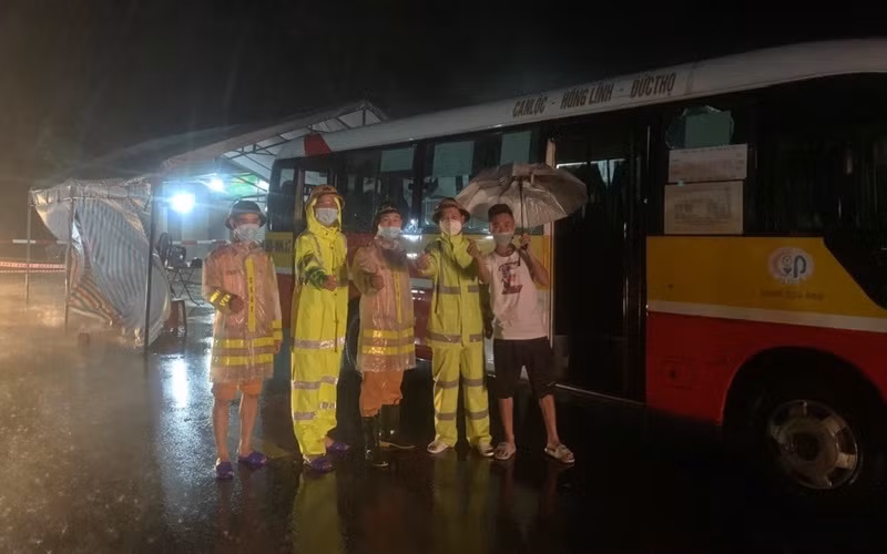 Điều động xe buýt hỗ trợ lực lượng “cắm chốt” chống dịch ngay trong đêm