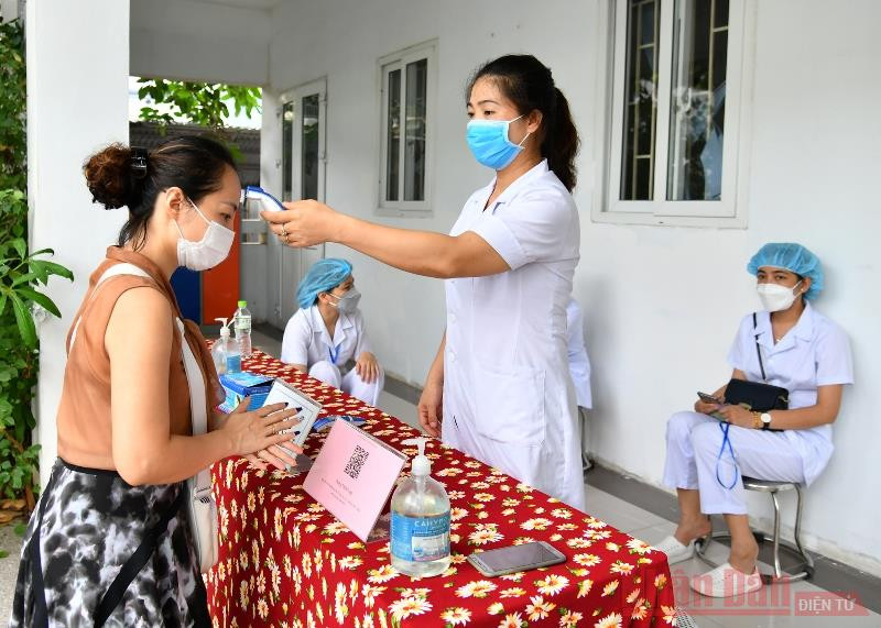 Để hỗ trợ phụ huynh, nhiều quận, huyện bố trí điểm chờ đón trong lúc diễn ra kỳ thi, tránh tình trạng trung đông người trước điểm thi. Hà Nội bắt đầu kỳ thi tuyển sinh lớp 10 trong điều kiện đặc biệt -0