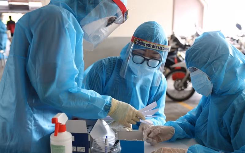 Nhân viên y tế hạn chế tiếp xúc người chung quanh