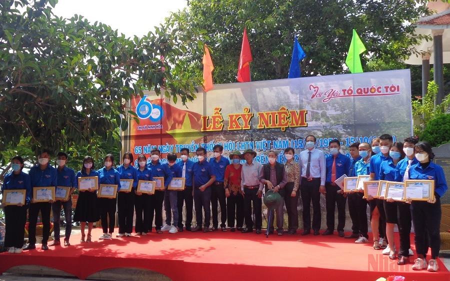 Tại Khu di tích tàu C235, lực lượng thanh niên tổ chức Lễ kỷ niệm 60 năm Ngày mở đường Hồ Chí Minh trên biển và khen thưởng đoàn viên. (Ảnh: PHONG NGUYÊN) Nhiều địa phương kỷ niệm 60 năm Ngày mở đường Hồ Chí Minh trên biển -0