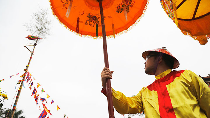 Tái hiện tục dựng cây nêu đón năm mới tại Hoàng Thành Thăng Long. Ảnh: ANH QUÂN Tết xưa và Tết nay -0