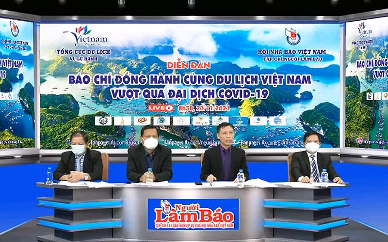 Các khách mời tham gia diễn đàn tại đầu cầu Hà Nội. 