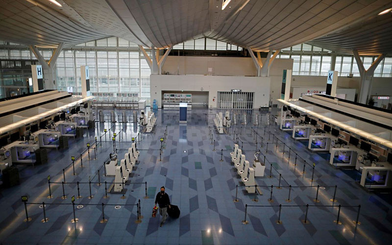 Sân bay quốc tế Tokyo (Nhật Bản) vắng vẻ trong thời gian dịch bệnh hoành hành. (Ảnh: Reuters) Thêm nhiều quốc gia ban bố hạn chế đi lại do sự xuất hiện của biến thể Omicron -0