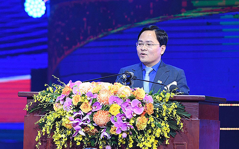 Bí thư Thứ nhất TƯ Đoàn TNCS Hồ Chí Minh Nguyễn Anh Tuấn đọc diễn văn khai mạc buổi lễ. Đoàn TNCS Hồ Chí Minh lần thứ ba đón nhận Huân chương Hồ Chí Minh -0