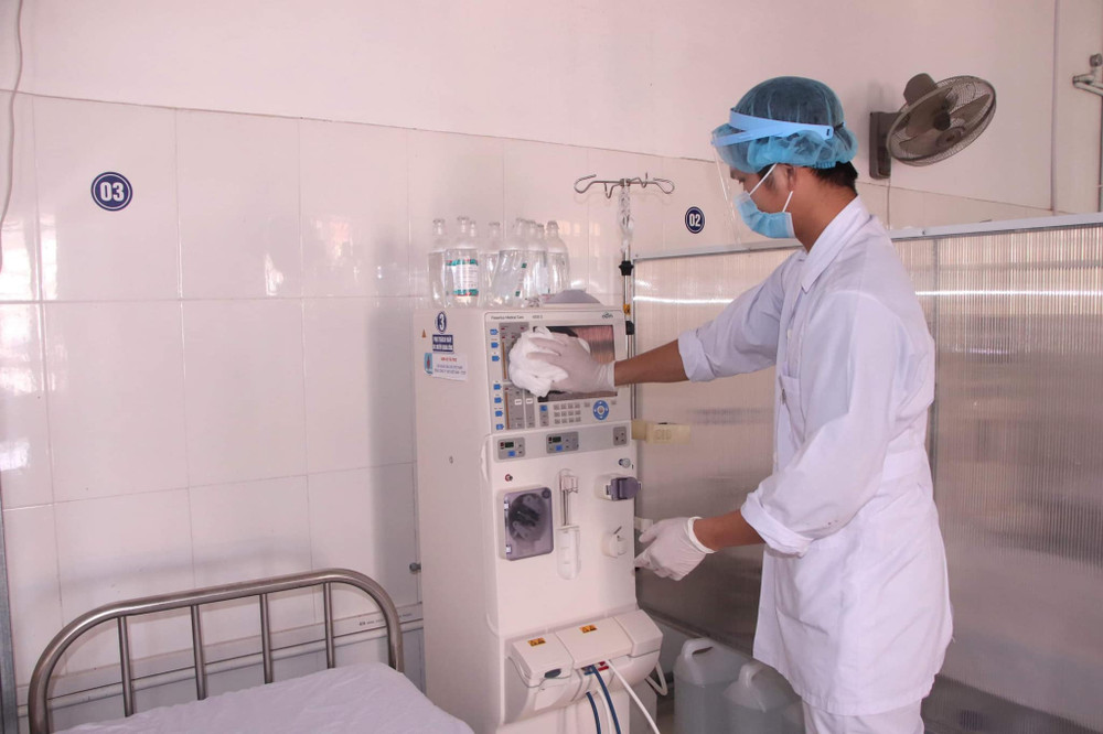 Nhân viên y tế đang sát khuẩn lại máy chạy thận sau các ca chạy. Bảo vệ bệnh nhân chạy thận trong đại dịch Covid-9 -0