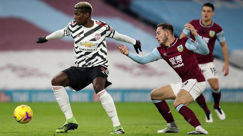 P. Pogba (áo sọc đen-trắng) ghi bàn thắng duy nhất của trận đấu cho Man United.