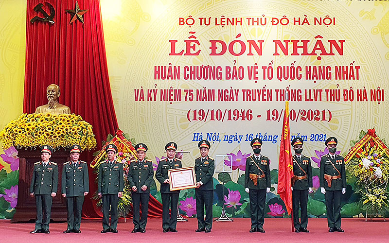 Đại tướng Phan Văn Giang trao Huân chương Bảo vệ Tổ quốc hạng Nhất tặng lực lượng vũ trang Thủ đô.