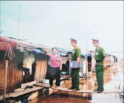 Công an phường Phúc Xá, quận Ba Ðình, Hà Nội kiểm tra tạm trú các hộ dân sống ven sông Hồng.