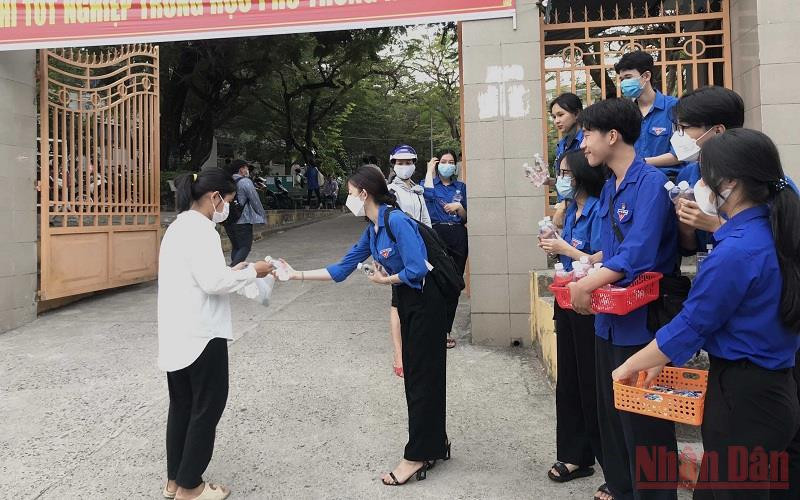 Các đội hình “Tiếp sức mùa thi” năm 2022 tại Đà Nẵng chính thức ra quân thực hiện các hoạt động hỗ trợ thí sinh, người nhà trong Kỳ thi tốt nghiệp trung học phổ thông năm 2022. Đông đảo tình nguyện viên trên cả nước tham gia “Tiếp sức mùa thi” -0