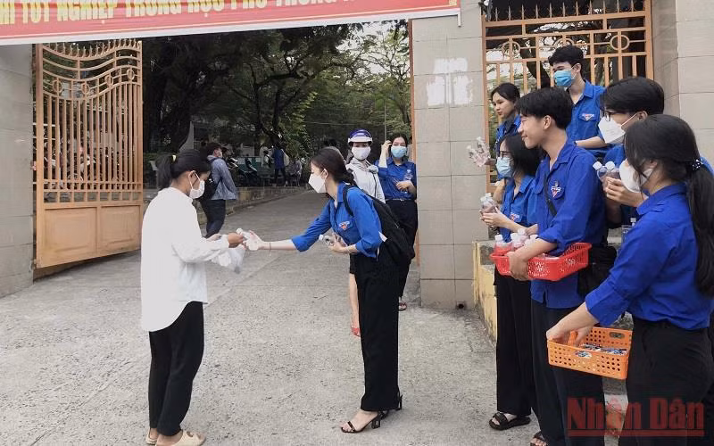 Đông đảo tình nguyện viên trên cả nước tham gia “Tiếp sức mùa thi” -0