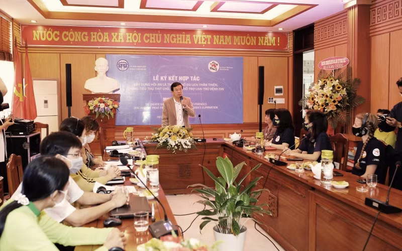 Ông Nguyễn Thế Hùng, Phó Chủ tịch Thường trực UBND TP Hội An phát biểu tại lễ ký kết.