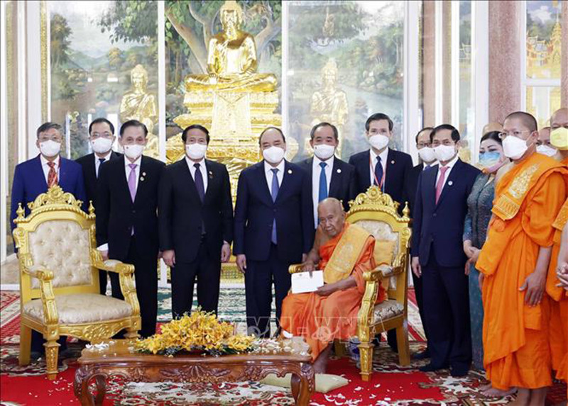 Chủ tịch nước Nguyễn Xuân Phúc thăm Đại tăng thống Tep Vong tại chùa Unalom. (Ảnh: Thống Nhất/TTXVN) Chủ tịch nước Nguyễn Xuân Phúc thăm các vị Đại tăng thống Campuchia -0